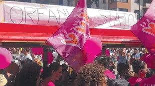 Pride senza vergogna, il carro con i bambini per fare la guerra alla Meloni 