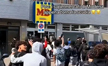 Modena, i maranza saccheggiano il supermercato? Non si pentono e sbeffeggiano gli inquirenti