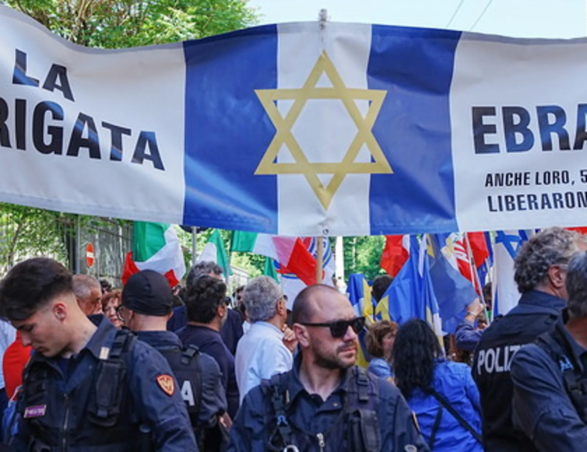 Leggi l'articolo: "C'è l'Anpi dietro", "Ci vediamo in tribunale": ebrei cacciati dal corteo, scambi infuocati