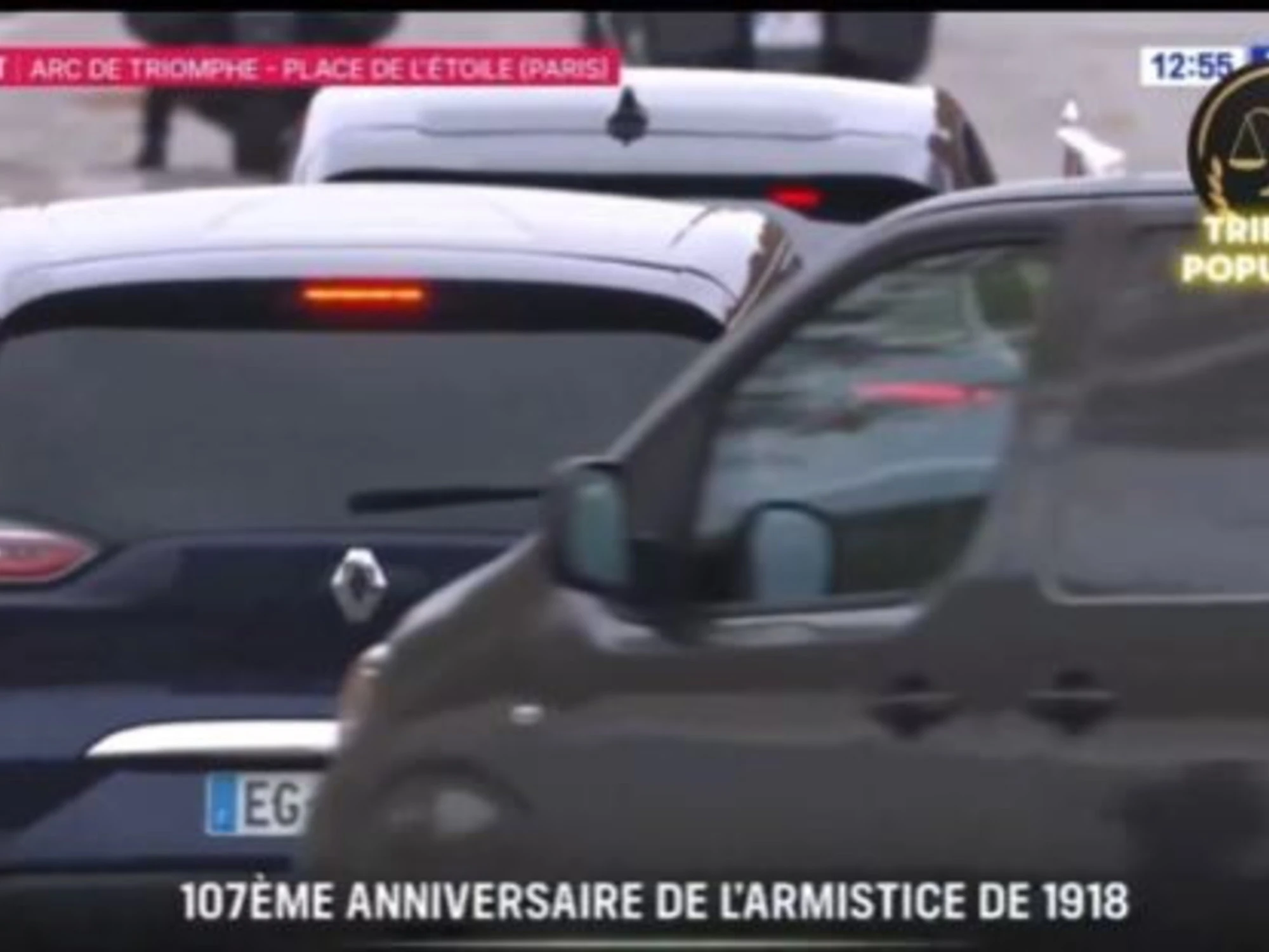 Macron, che figuraccia: saluta dall'auto, ma in strada... non c'è nessuno