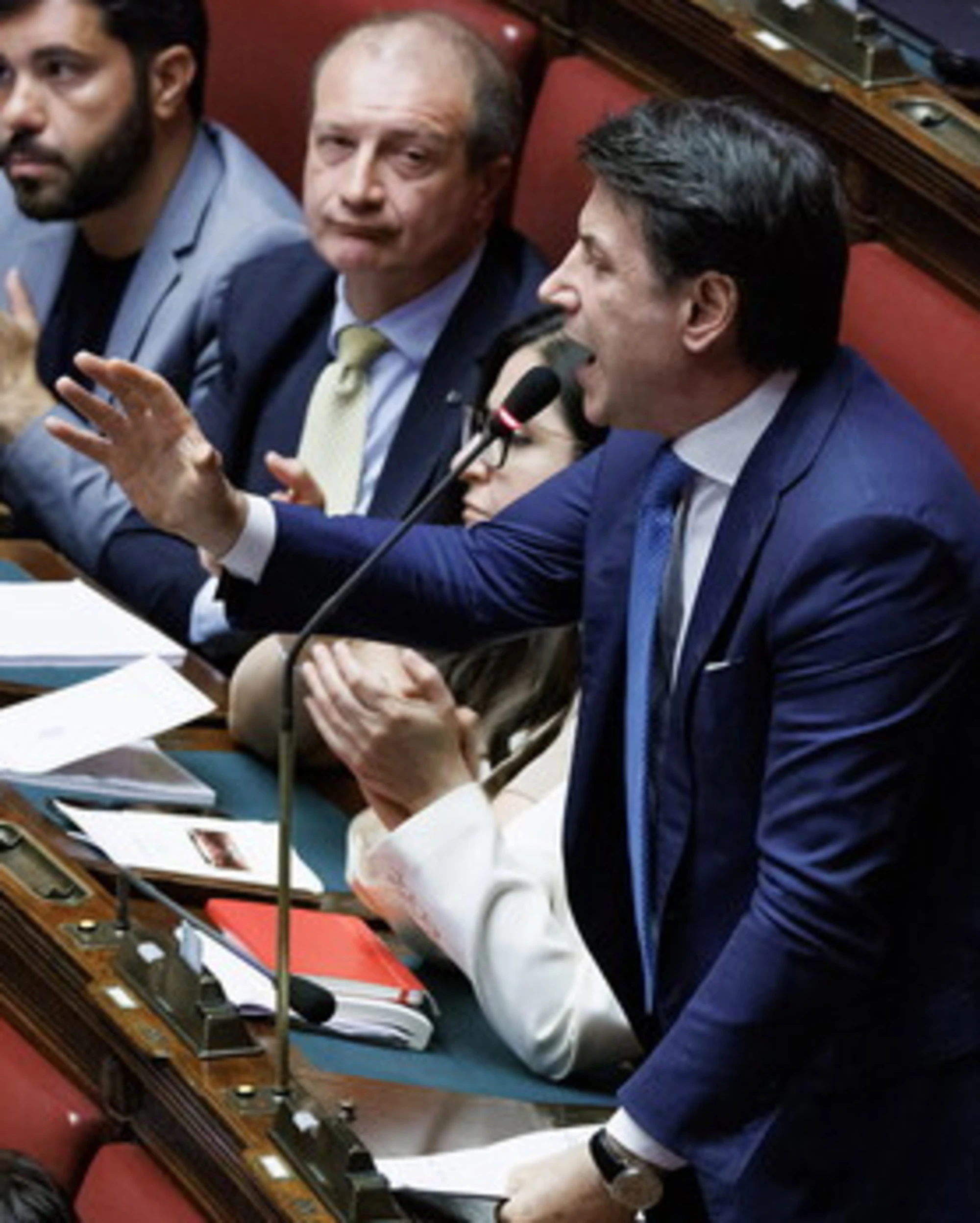 In Parlamento anche la guerra finisce in farsa