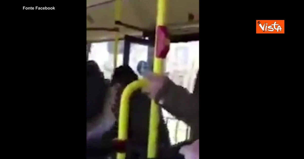 Pazzie da virus: riempito di calci e pugni, perché ha tossito sul bus