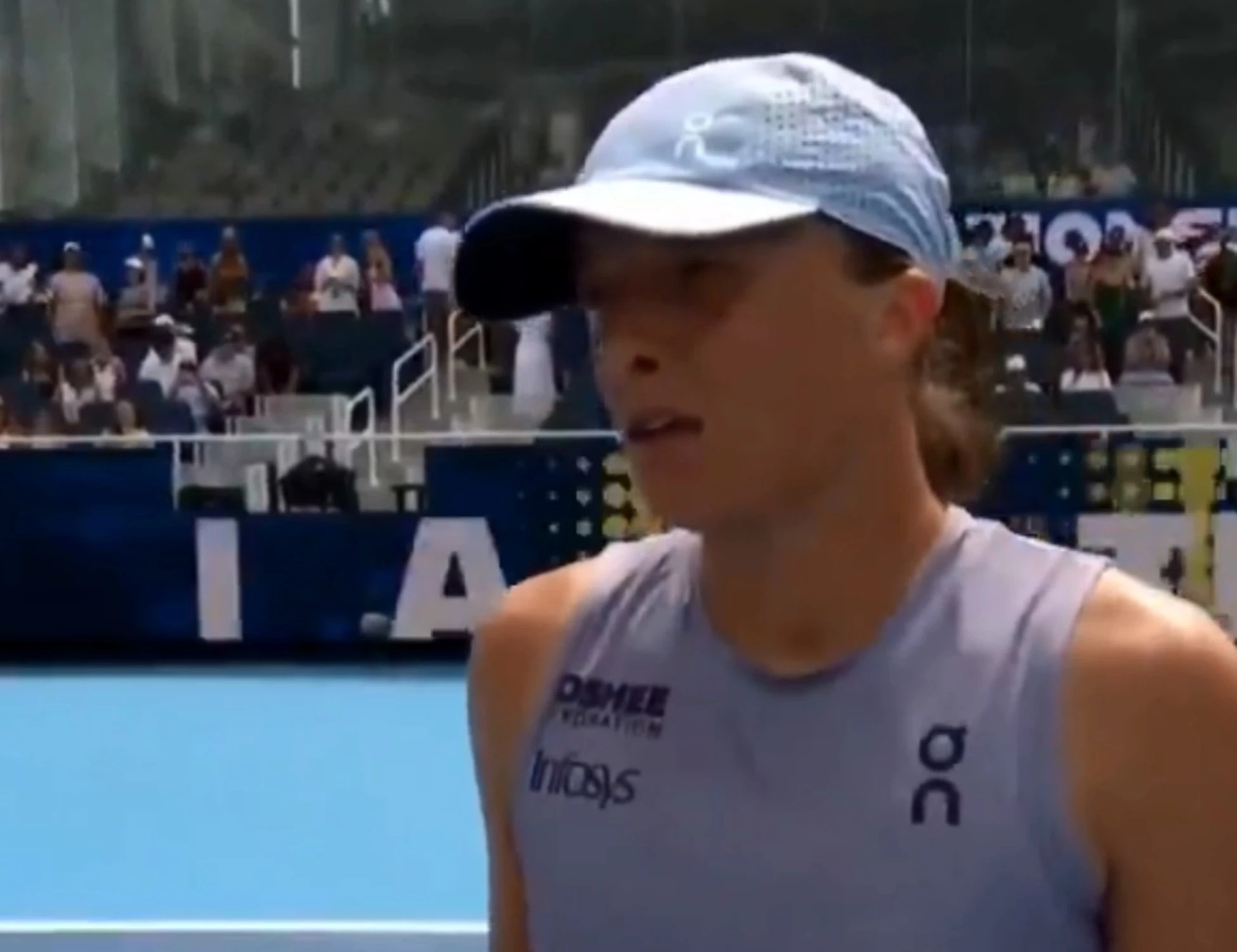 Iga Swiatek, imbarazzo con il giornalista "Forse ti ho sputato addosso"