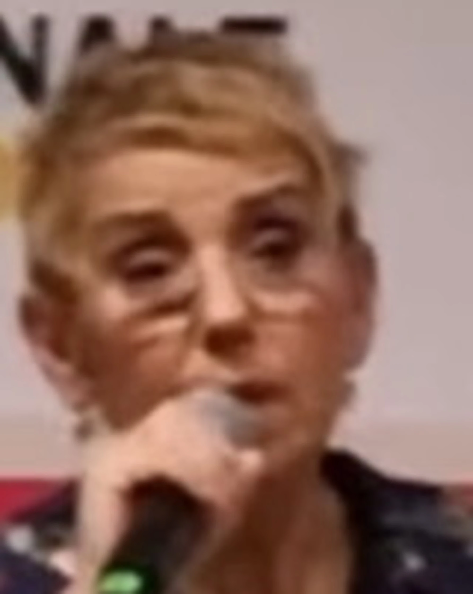 Concita De Gregorio insulta Donzelli sul palco: "I cr***ni"