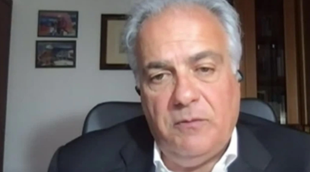 Roberto Salis si riscopre giardiniere: ecco cosa &quot;dedica&quot; a Libero. Lo ringraziamo...