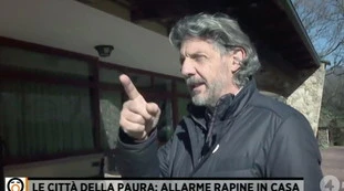 Fuori dal coro, "in pericolo dentro casa, mi stavano ammazzando": chi è quest'uomo