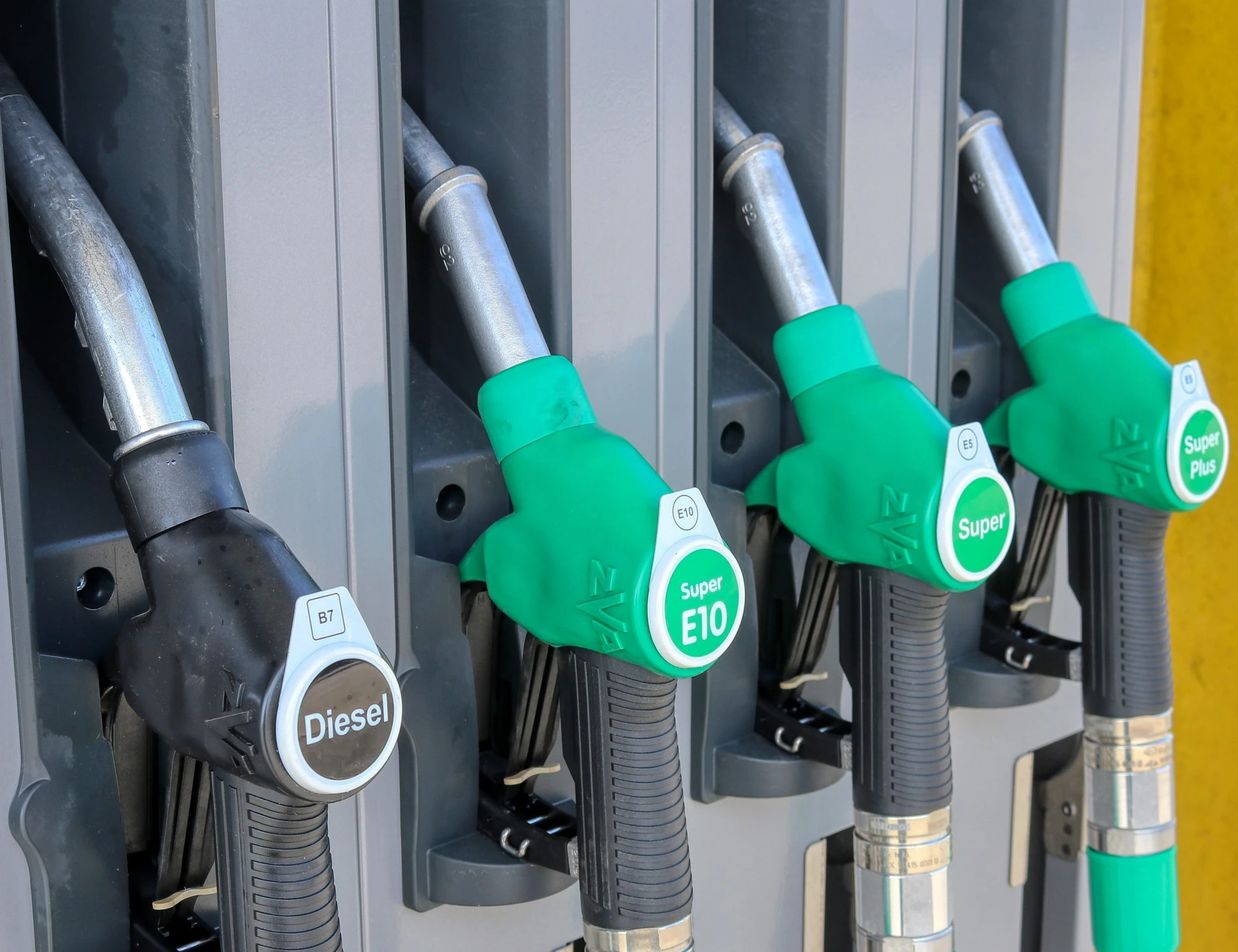 Benzina, alla pompa paghiamo le raffinerie chiuse