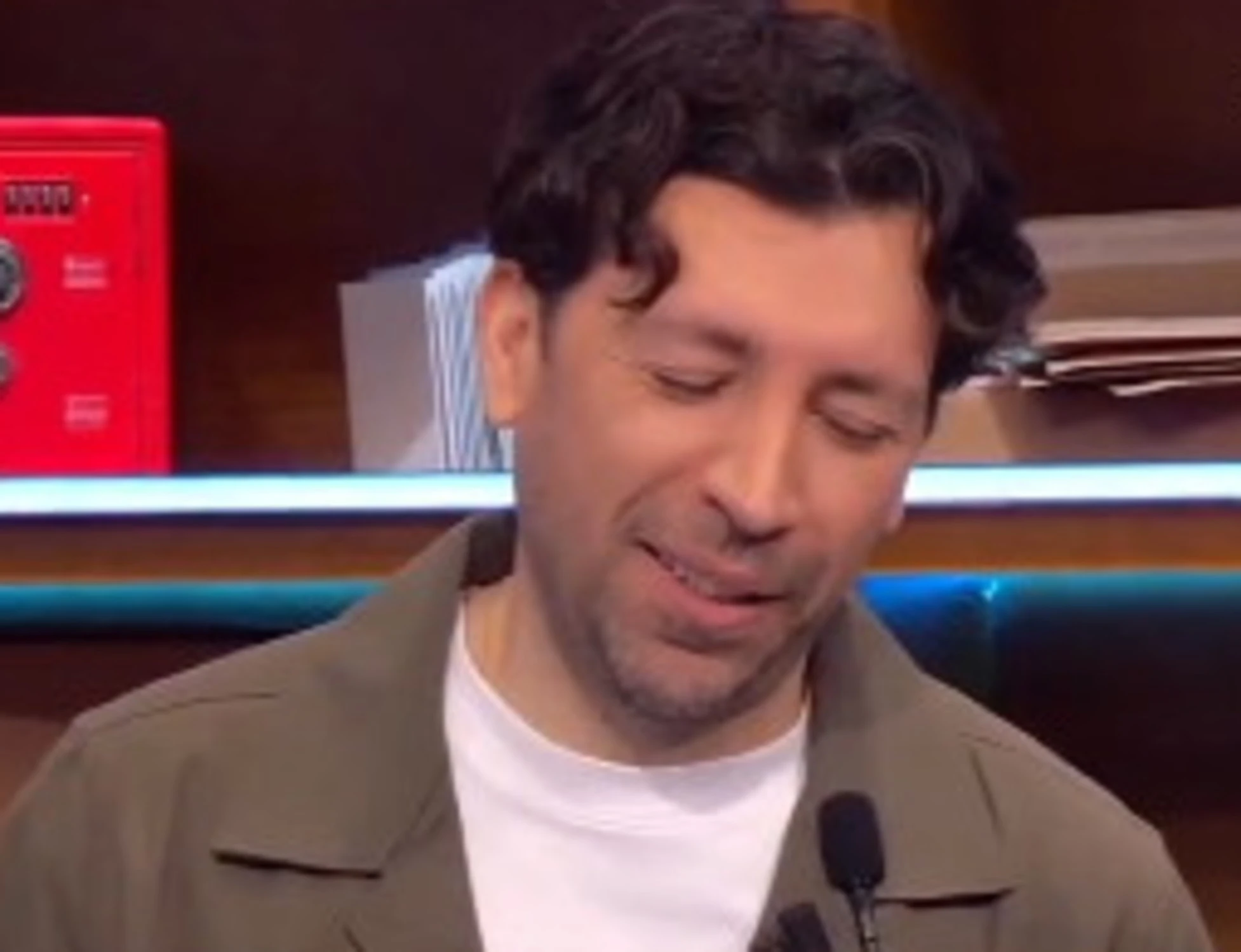 Affari tuoi, Herbert Ballerina canta e De Martino lo umilia