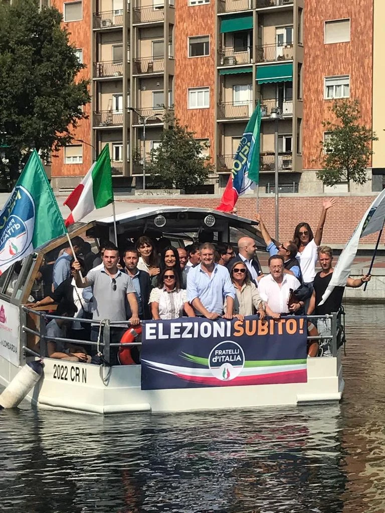 Fdi, flashmob sui navigli milanesi. Fidanza: “Difendere il genio italiano in Italia e nel mondo”