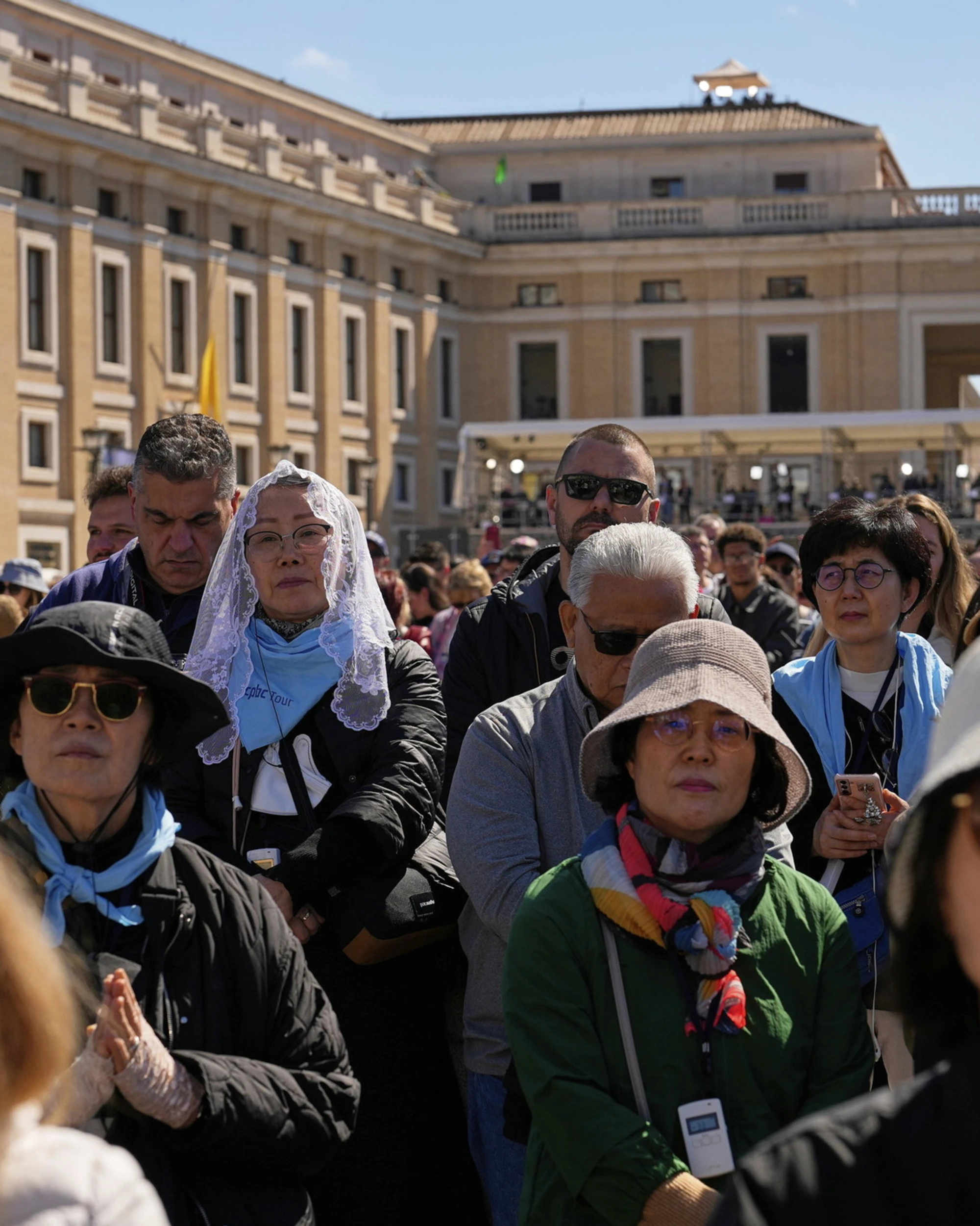 Funerali di Papa Francesco, tra la folla Julian Assange: la foto