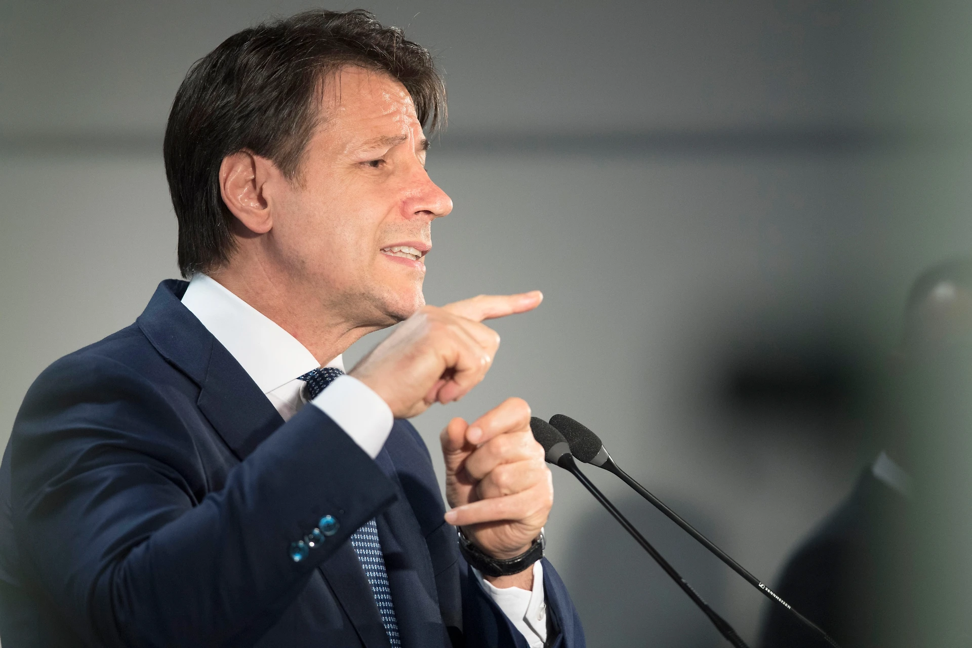 Giuseppe Conte si arrabbia: "Chi non fa squadra è fuori dal governo"