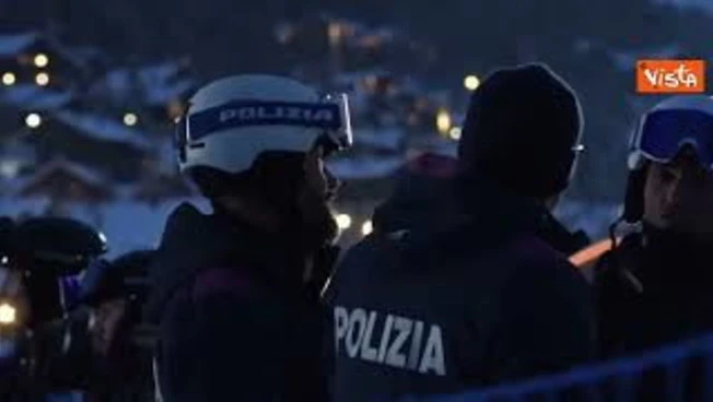 Milano-Cortina 2026, la fiamma olimpica arriva a Livigno in parapendio