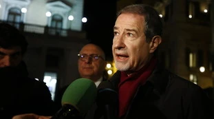 Vaccino, la lezione di Musumeci a Conte: "Altro che causa, requisiamo le fiale delle multinazionali"