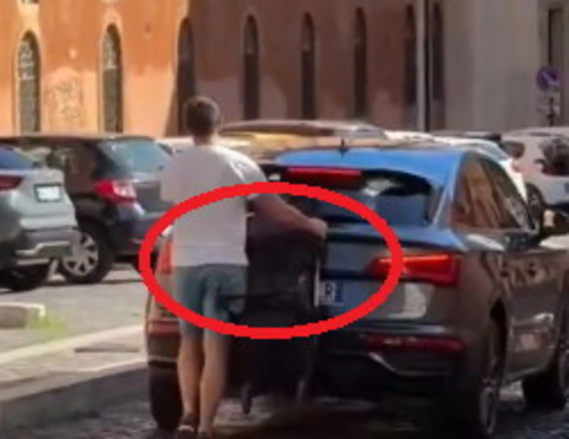 Roma, ecco il furbetto della Ztl: usa un passeggino per aggirare la telecamera