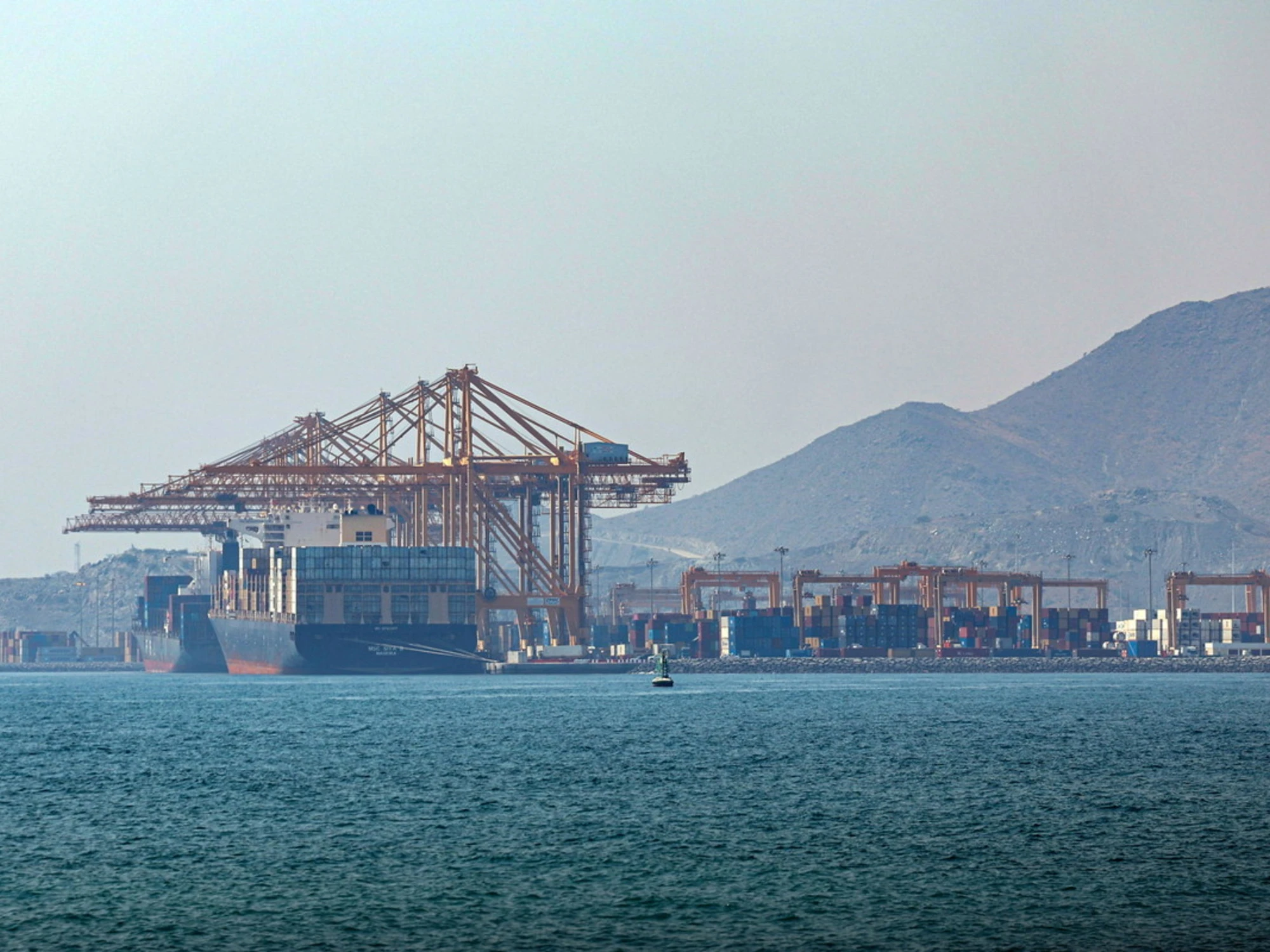 Hormuz, stretto chiuso e missili sulle navi. Usa, pioggia di fuoco in Iran: si è riscatenato il caos