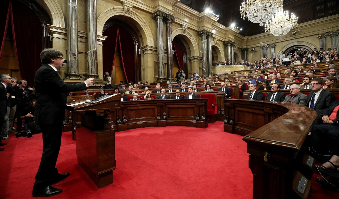 Catalogna, Puigdemont non dichiara l'indipendenza dalla Spagna