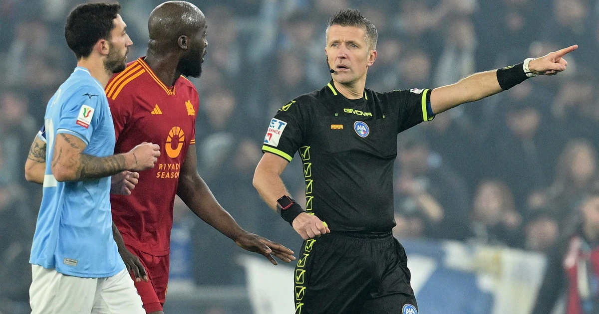 Lazio-Roma, "Orsato si prende un caffè": lo sconcerto dei tifosi durante il primo tempo