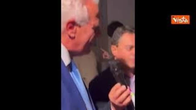 Giani (Toscana) scherza con un robot al Festival Regioni: Ti nomino capo di gabinetto degli umanoidi