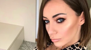 Karina Cascella,  l'opinionista della D'Urso in bikini: abbondanza travolgente