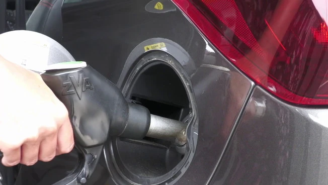 Carburanti, il governo taglia le accise