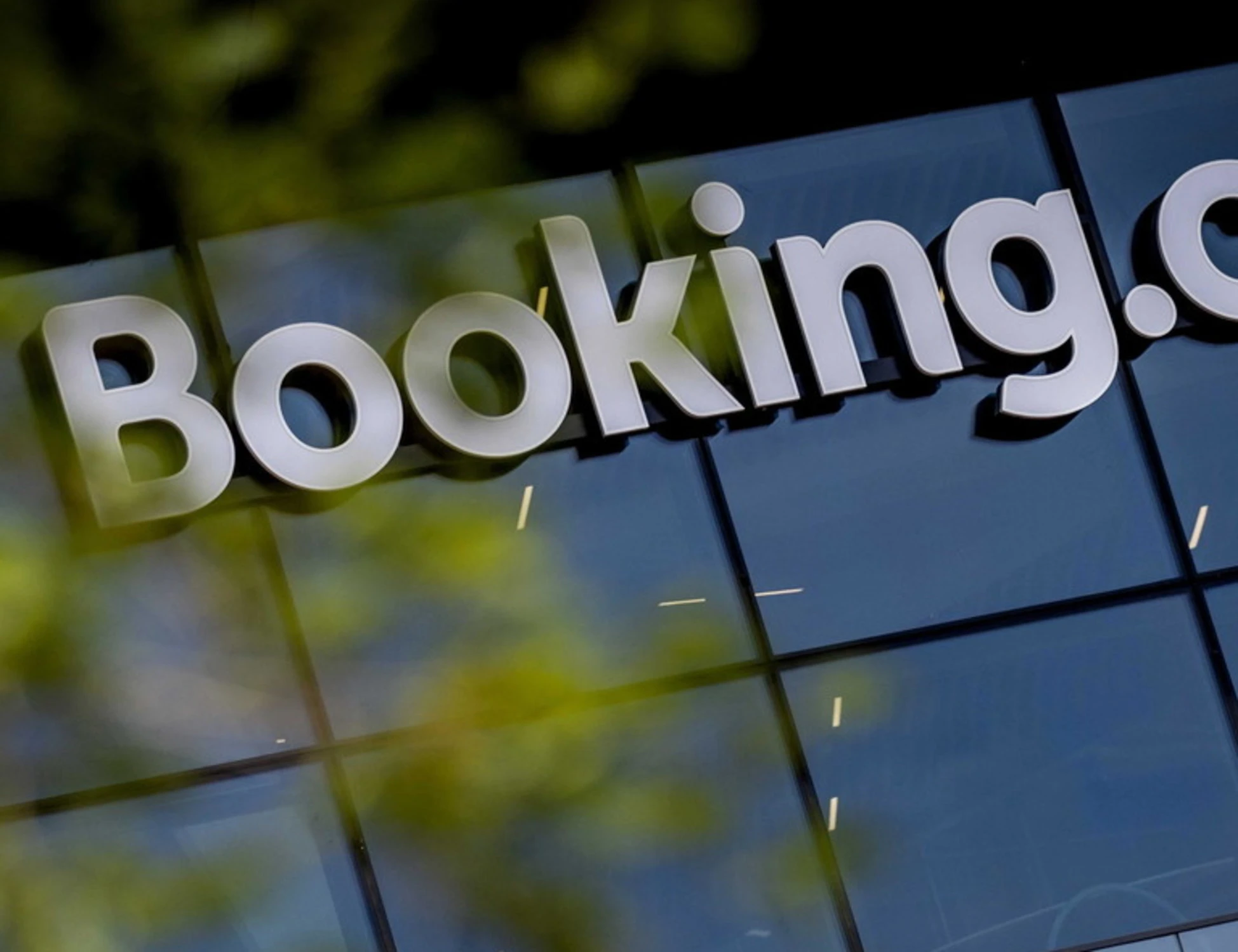 Booking sotto indagine della Commissione Ue: "Non vigila sulle truffe"