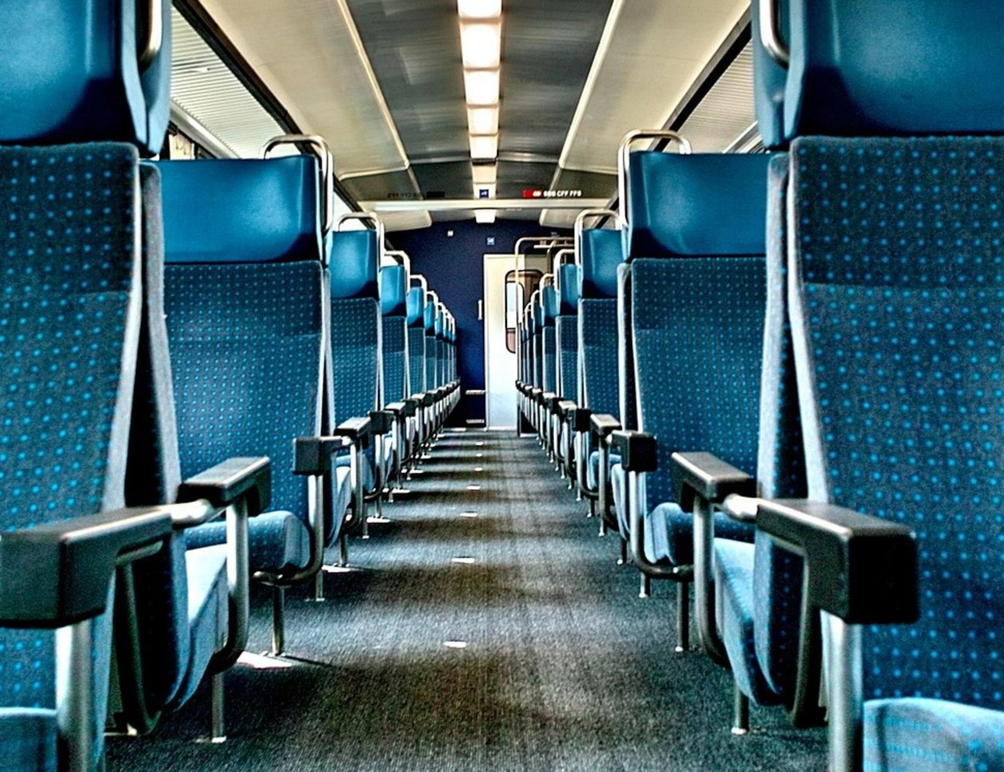 Novara, ragazza violentata sul treno da un nordafricano: è caccia all'uomo