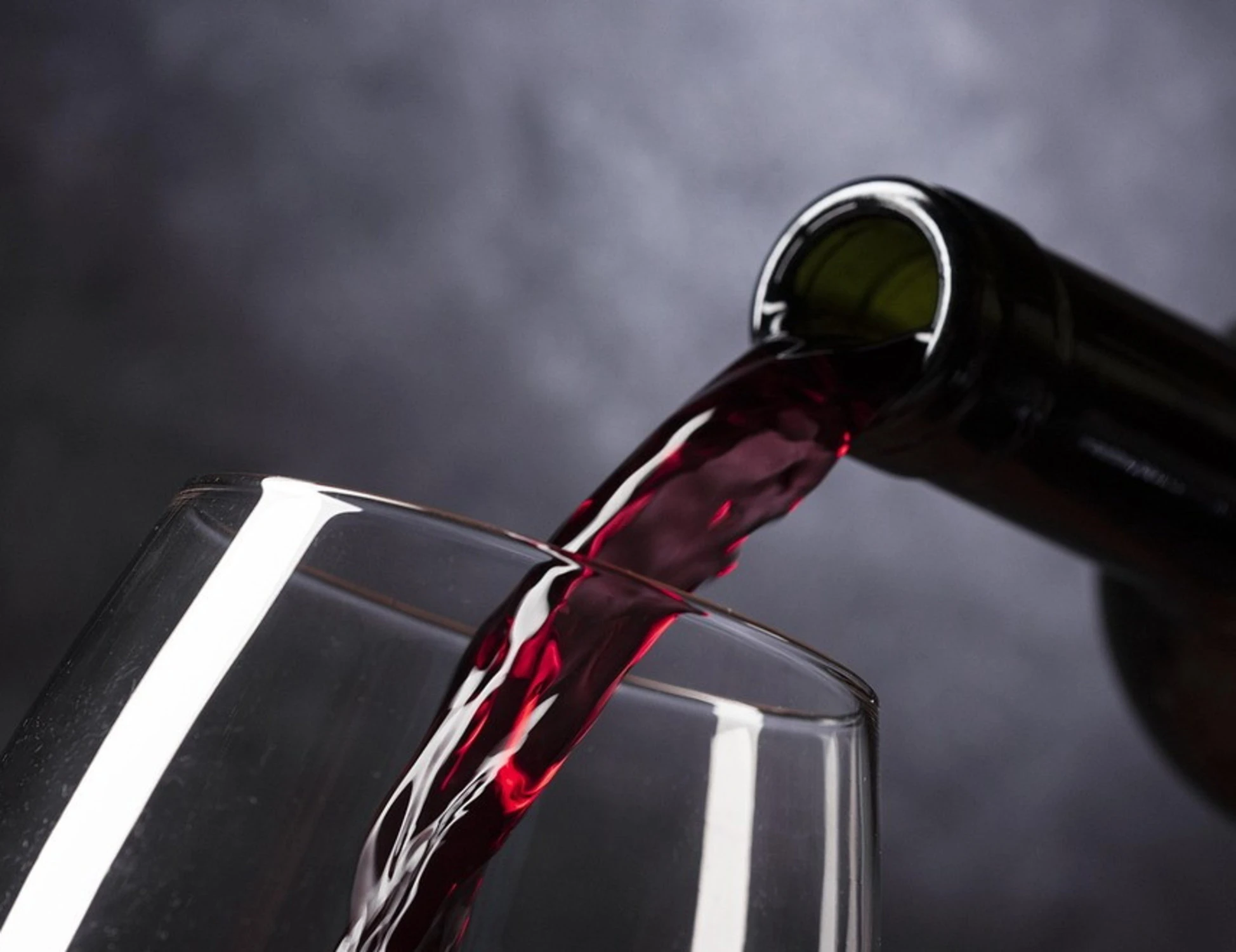 Oms, guerra al vino italiano: prezzi folli per non farcelo più bere