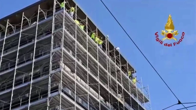 Delavci v Milanu protestirali na gradbenem odru