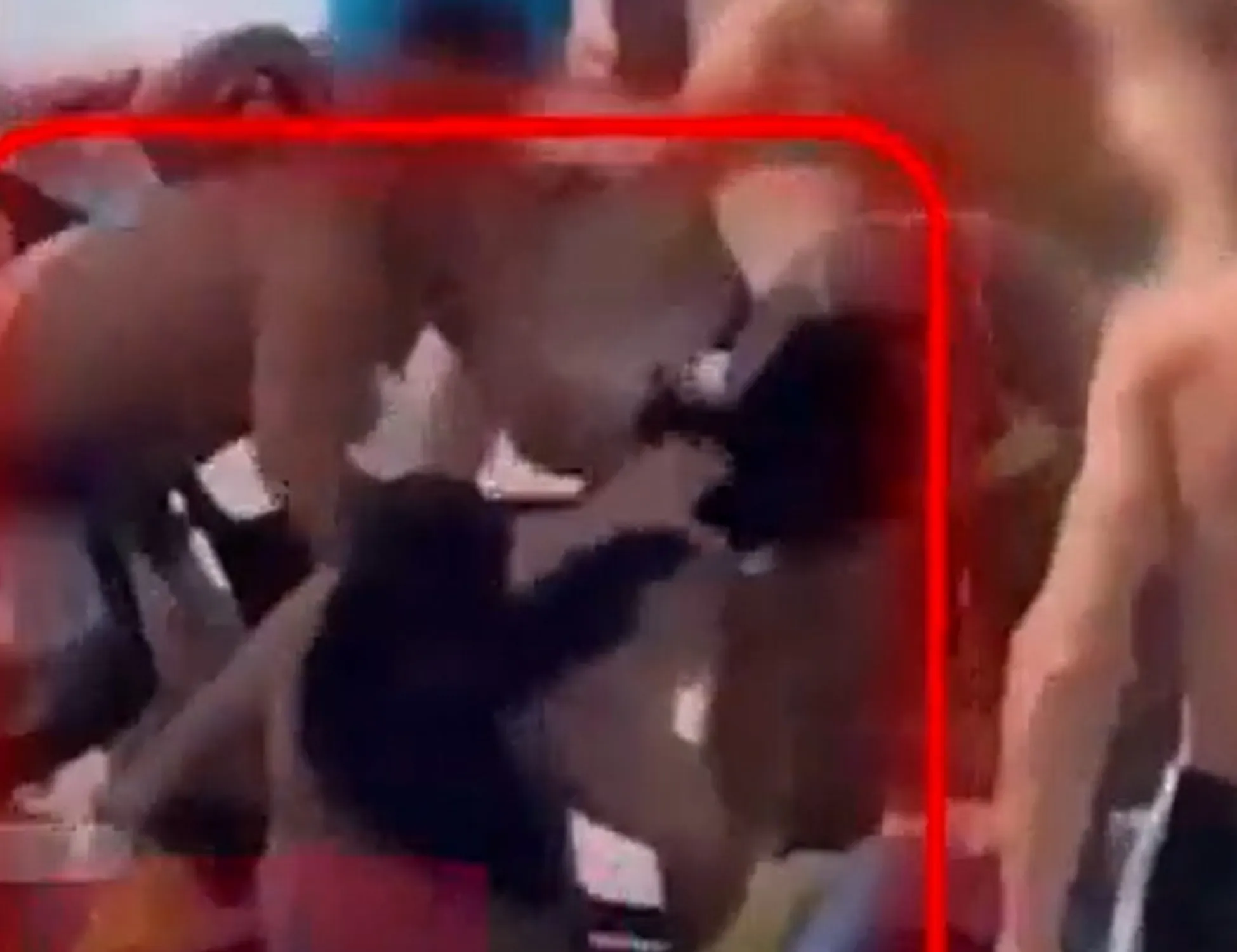 Leggi l'articolo: Occupa un lettino riservato: 13enne massacrata in piscina, il video sconvolgente