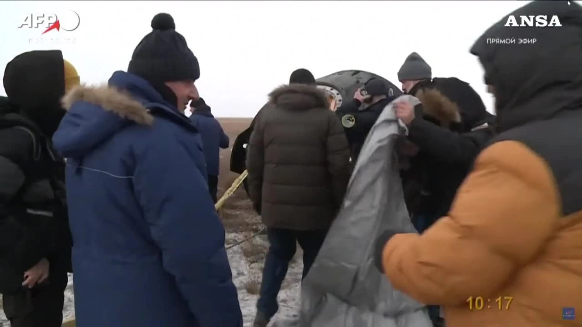 La navicella spaziale Soyuz atterra in Kazakistan dopo la missione spaziale