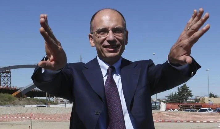 "Due persone nude nella mia camera..."Storielle e battute, Letta imita il Cav...è in campagna elettorale?
