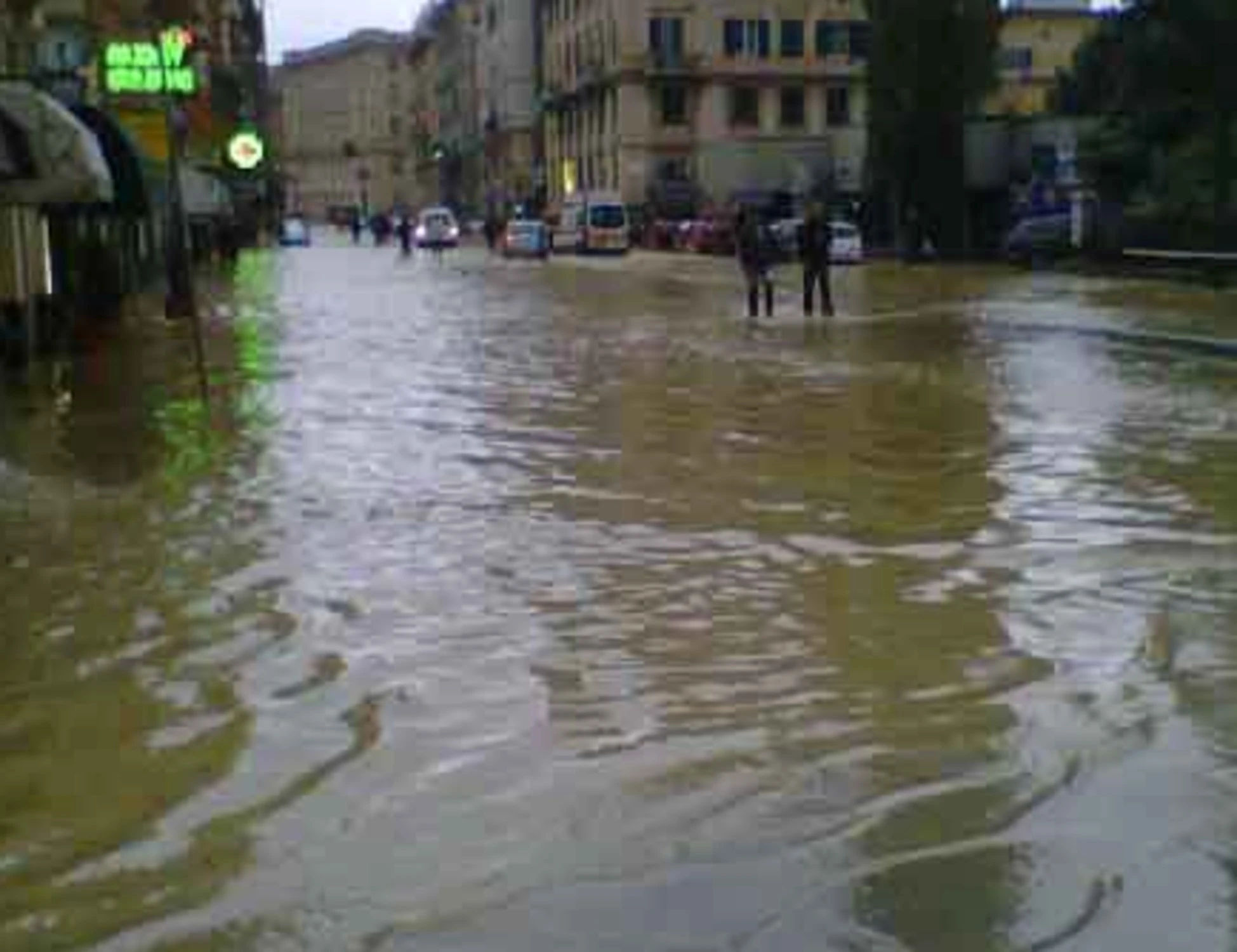 Il capoluogo ligure in ginocchio per l'alluvione: diverse vittime