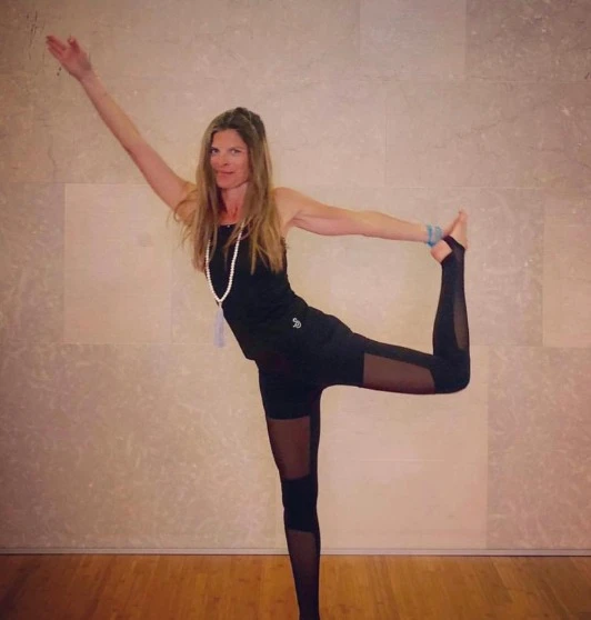 Laura Ravetto come non l'avete mai vista: fa yoga vestita così, trasparenze incendiarie