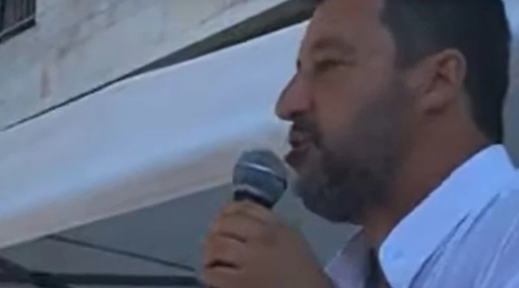 Matteo Salvini contro Oliviero Toscani: "Vuoi salvare i migranti? Perché non ne accogli 10 a casa tua?"