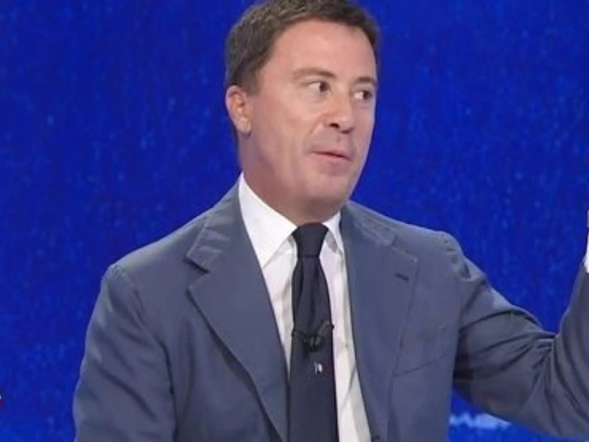 Leggi l'articolo: "Popolo bue eh?!": Bocchino smonta subito Gramellini