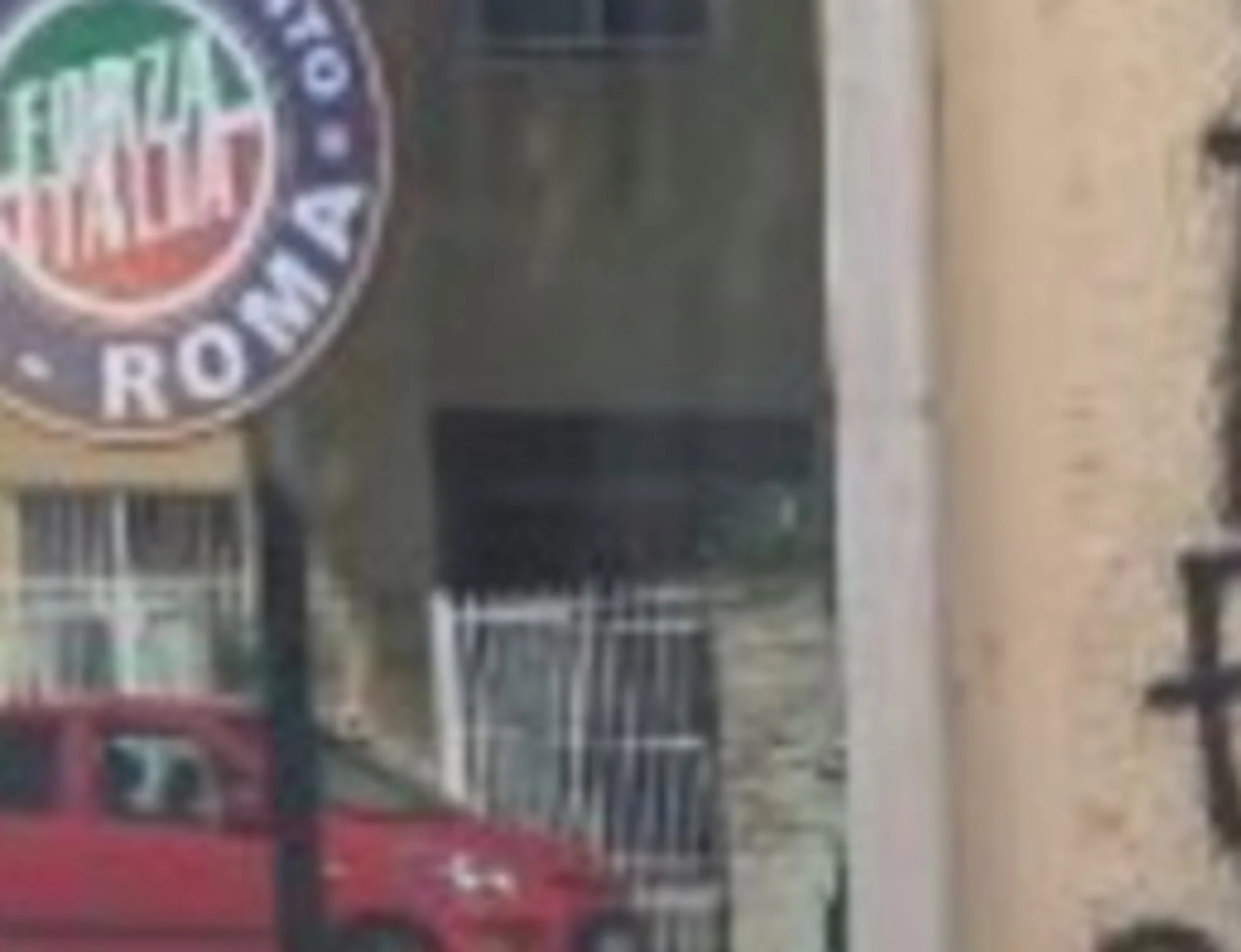 Roma, vandalizzata la sede di Forza Italia: "Fuori i fascisti"