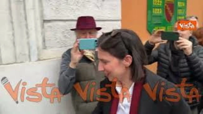 Applausi per Elly Schlein all’arrivo al seggio per voto Referendum