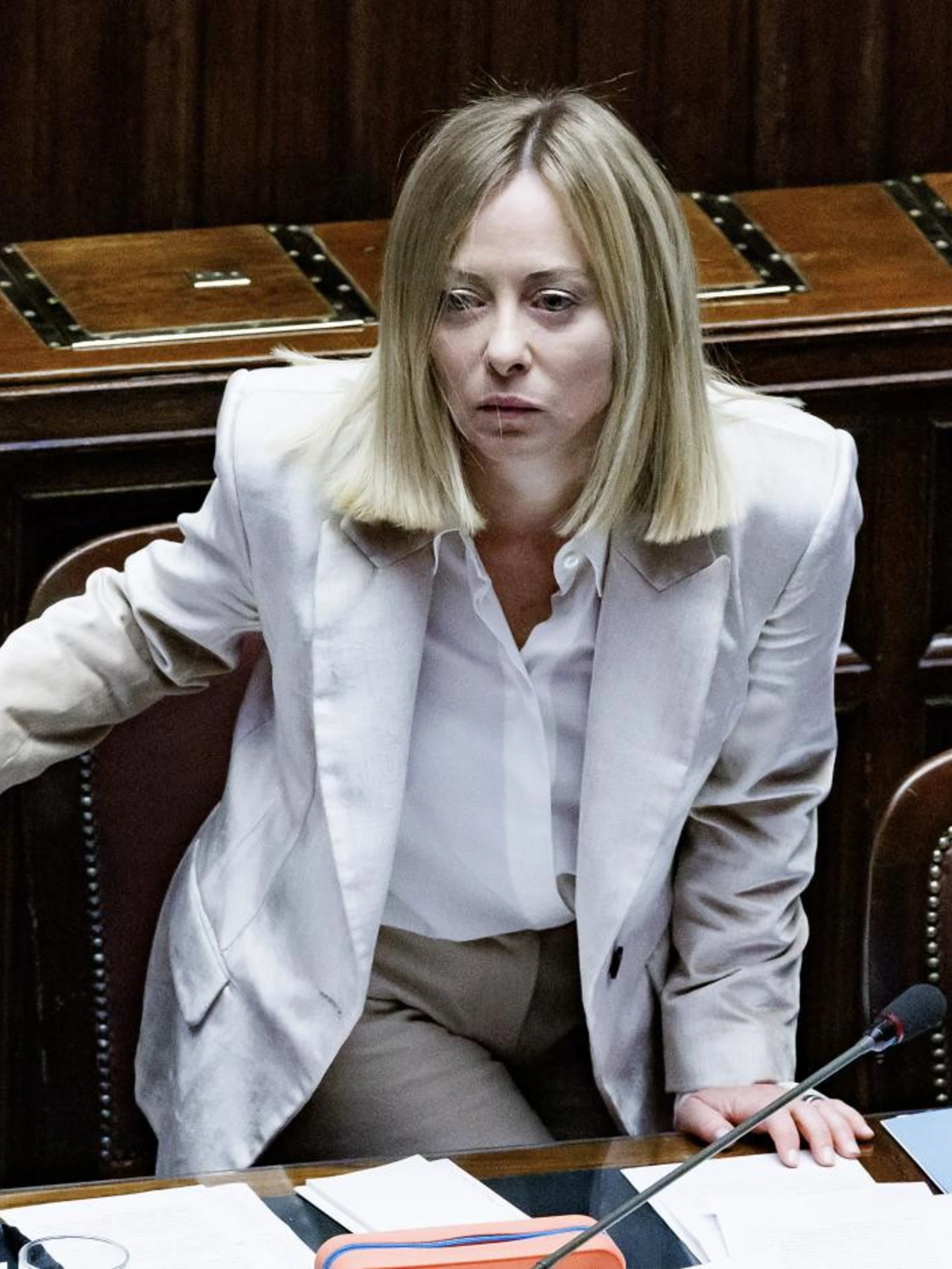 Giorgia Meloni, il volto del premier e le natiche di Trump: lo sfregio del "Fatto" in prima pagina