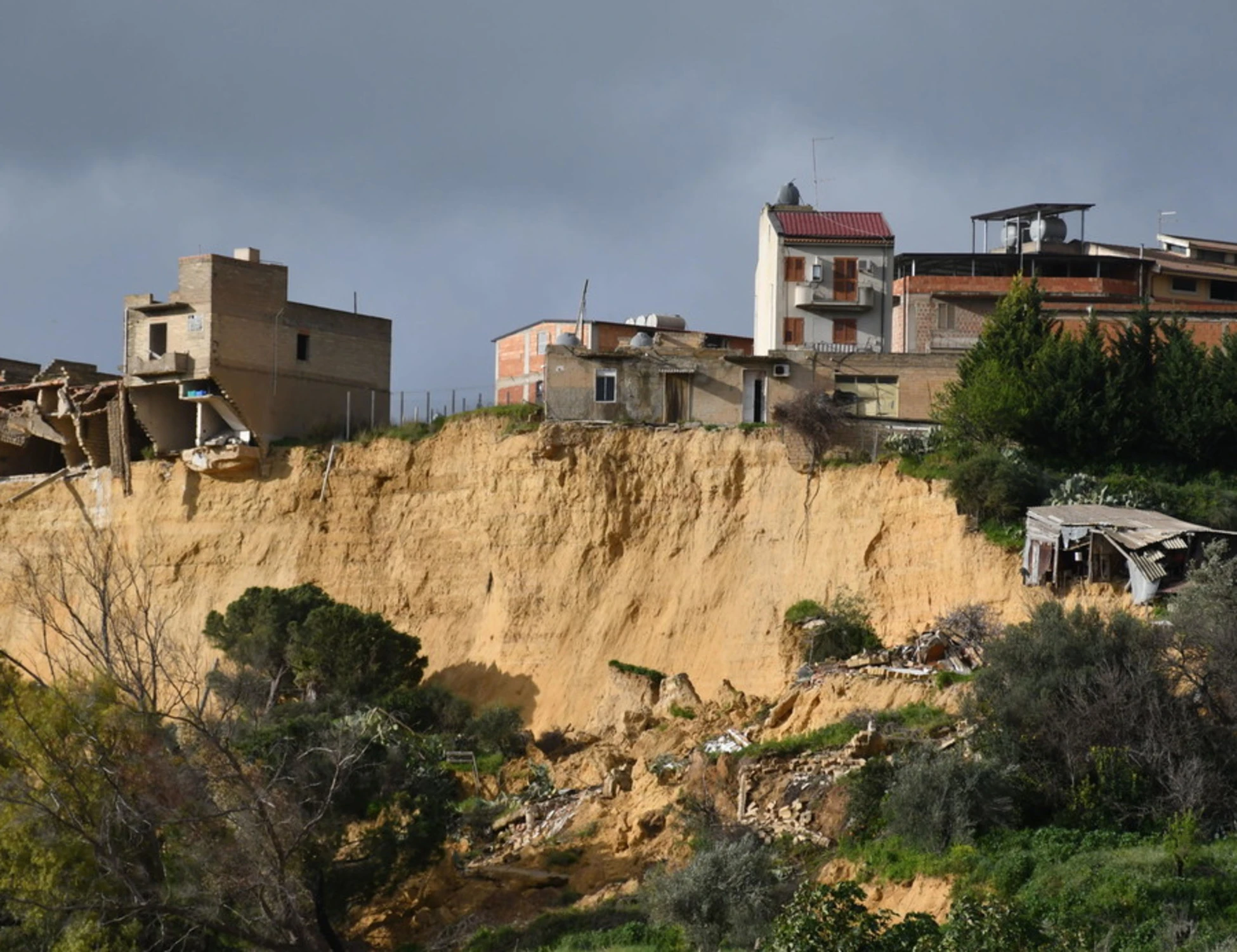 Frana di Niscemi, 13 indagati eccellenti: anche gli ultimi 4 governatori della Regione Sicilia