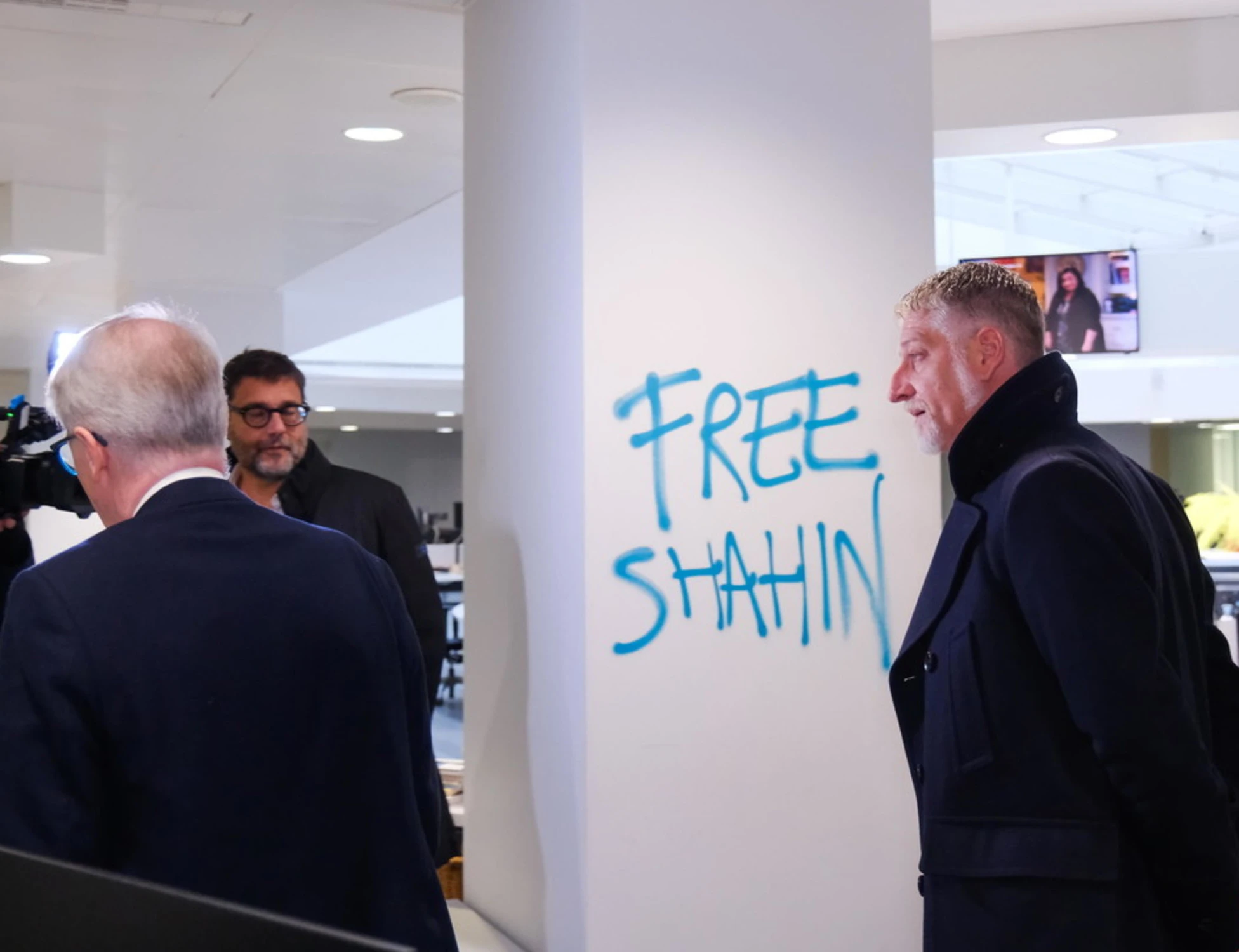 La furia pro-Pal contro i suoi ignari cantori