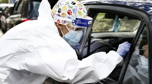 Coronavirus, "nessuno mi fa il tampone". Il gesto di un uomo disperato: ingoia chiodi per farsi ricoverare. Ma poi...