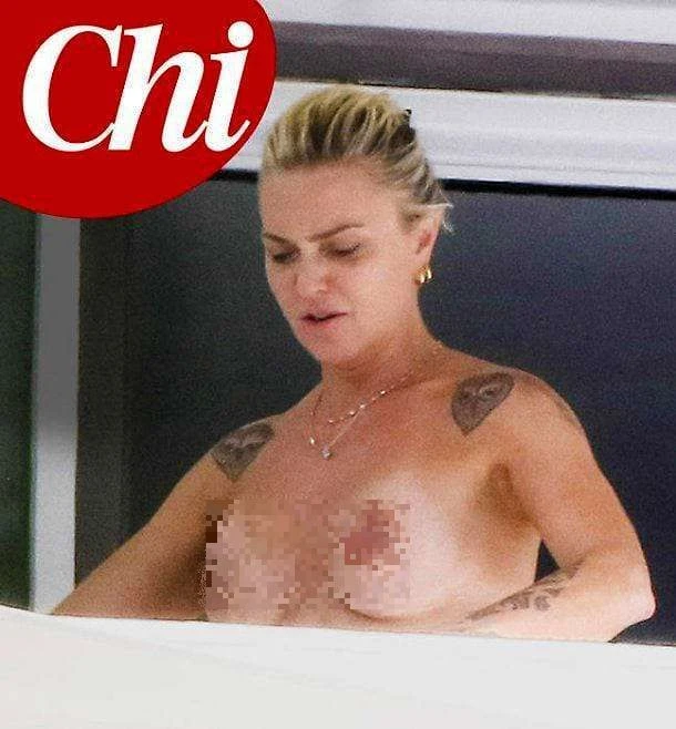 Paola Barale a seno nudo contro i giudici e Signorini: "Così sono stata umiliata tre volte"