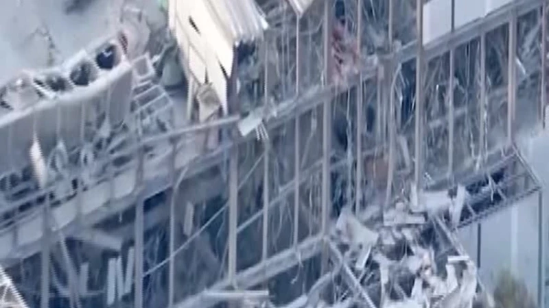Terremoto in Giappone, edifici in macerie e tetti in fiamme: le immagini della distruzione