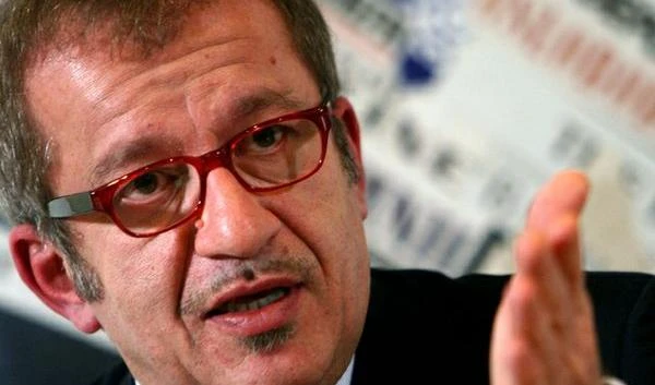 Maroni stretto tra Bossi e GrilloInsista sul fisco oppure fallirà