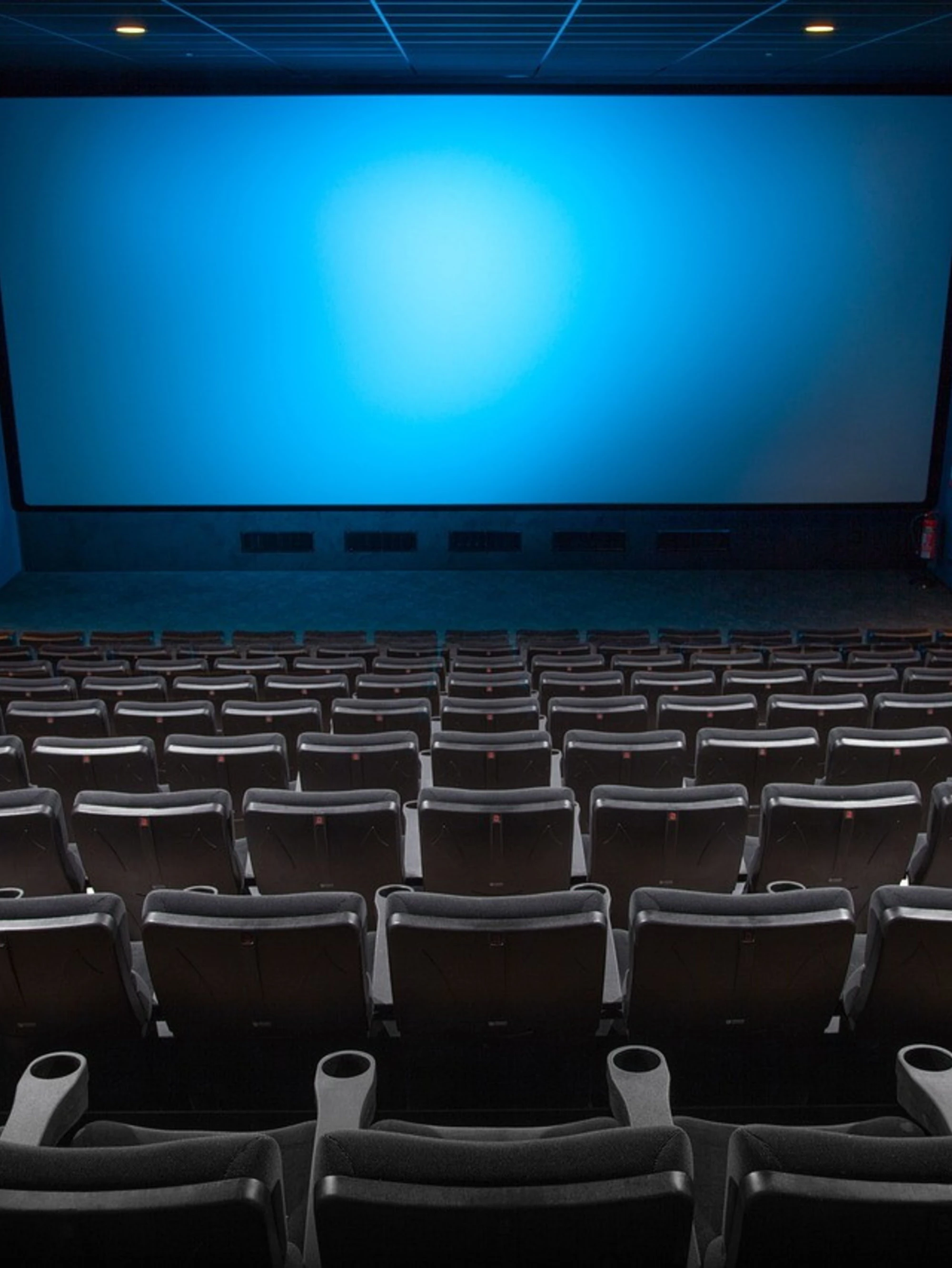 Il club del cineforum che non sa recitare neanche nella realtà