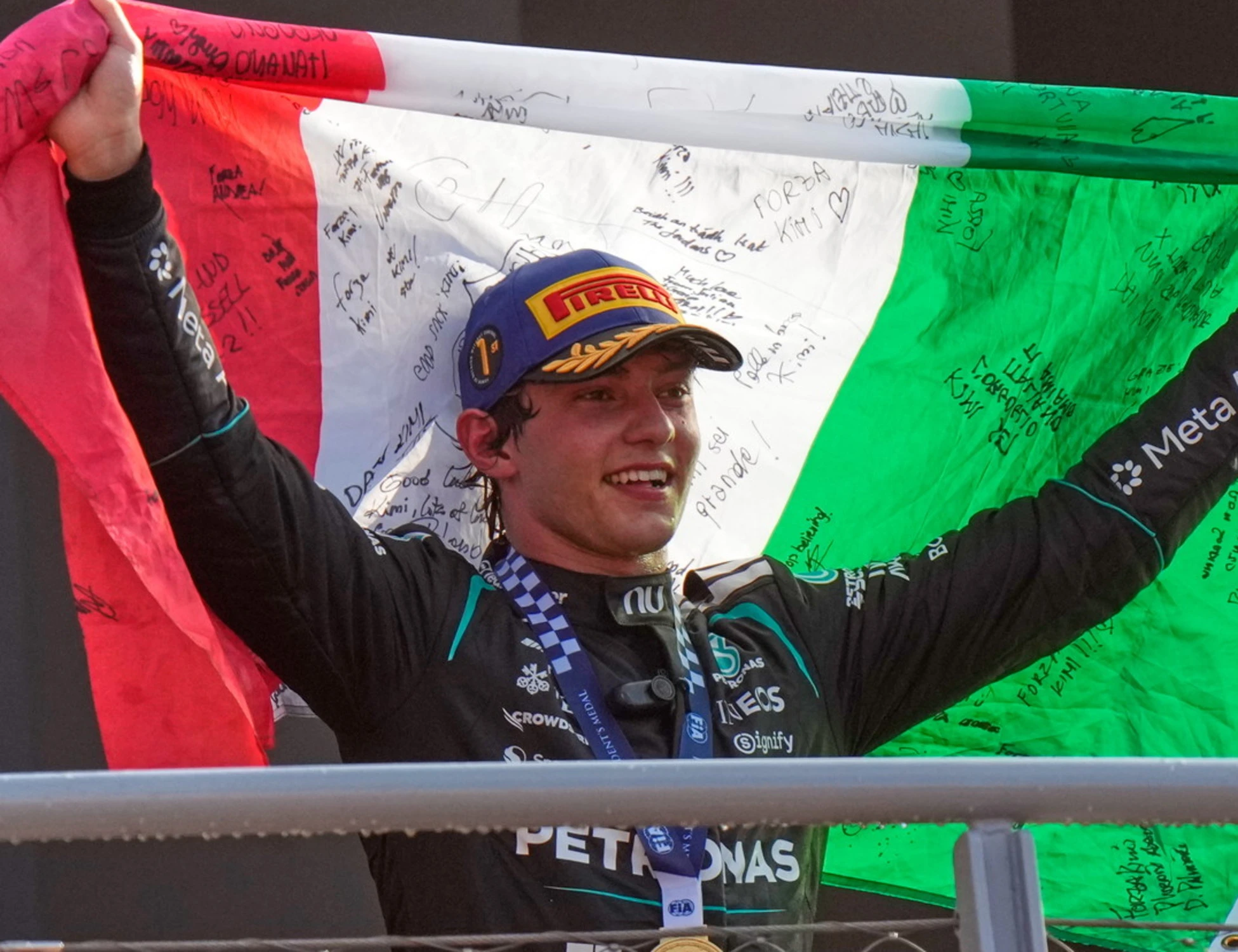 Kimi Antonelli piange sul podio, sventola il Tricolore e svela un retroscena