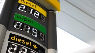 Benzina, la mano di indiani e sauditi: verso prezzi folli, così gli alleati di Mosca ci rovineranno