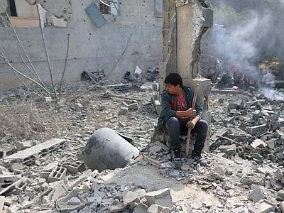 Gaza, fiato sospeso per la tregua. Slitta l'intesa, altri raid e morti