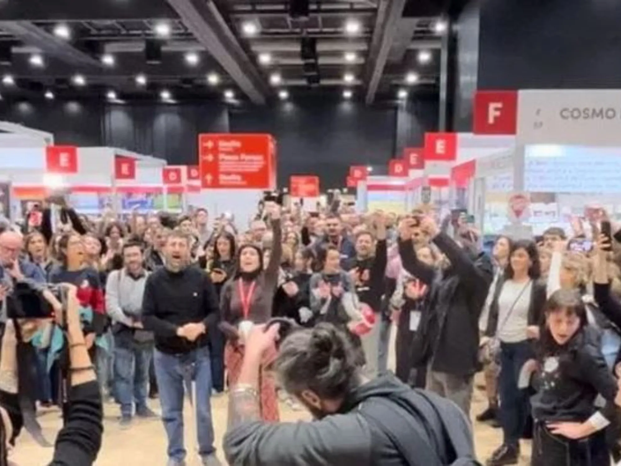 Leggi l'articolo: Ecco la pagliacciata rossa alla fiera dei libri