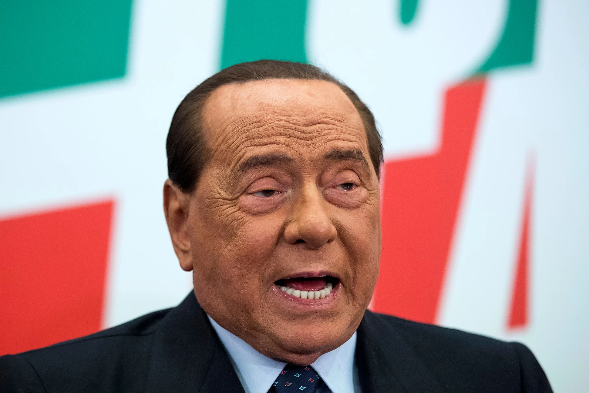 Silvio Berlusconi, il retroscena: gli scoppiano le Regioni in mano. Dal Veneto alla Campania, chi se ne va